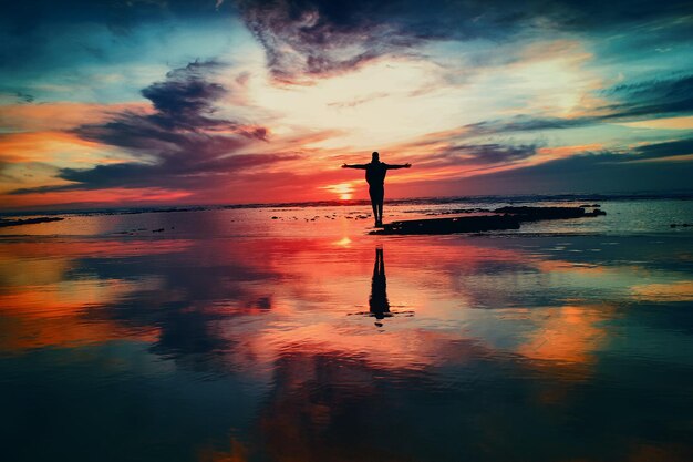 Foto een persoon op een strand met de lucht op de achtergrond