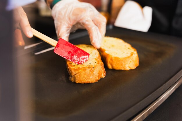 Foto een persoon snijdt brood met een rood mes