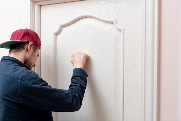 Foto een persoonshand klopt op de deur, bezoek het vriendenhuis