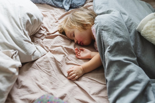 Foto een peuter dat in haar bed slaapt.