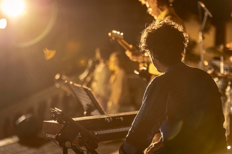 Foto een pianist gezien van achteren die speelt in een nachtconcert met een mystieke mistige sfeer