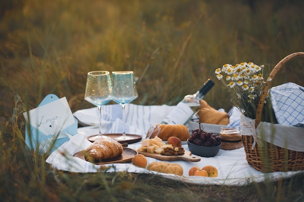 Een picknick op het gras met wijn en croissants ontbijt met een croissant frans ontbijt eten