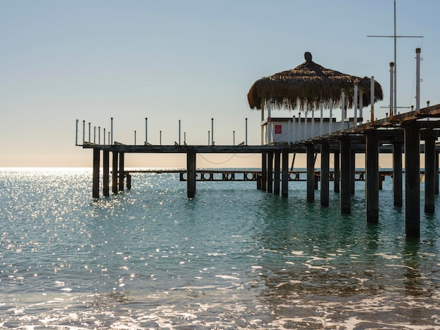 Een pier op het strand en rustgevend uitzicht op zee