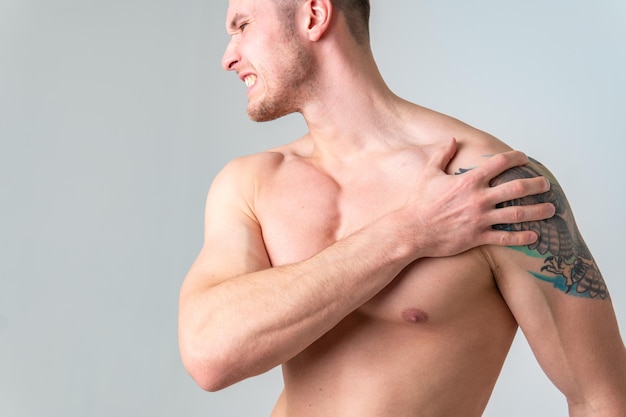 Foto een pijnlijke schoudergewrichtsspier bij een blanke man op een witte achtergrond pijn letsel zieke man achtergrond