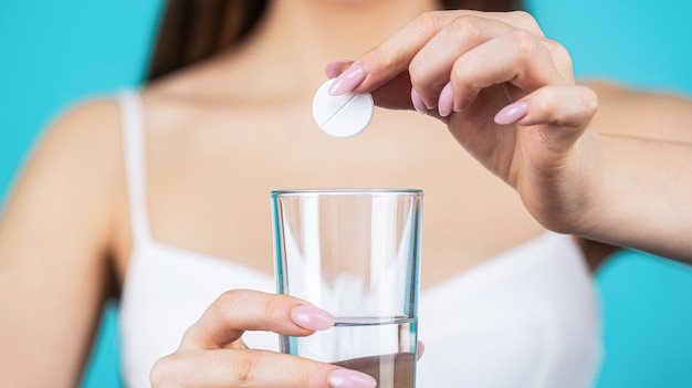 Een pil innemen met een glas water