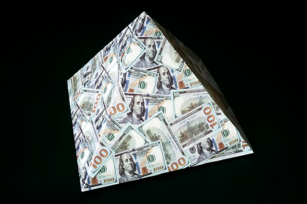 Een piramidespel geïsoleerd op een zwarte achtergrond concept van financiële fraude De dollar als een wereldwijde financiële piramide