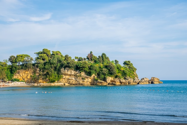 Een pittoresk strand in de stad Ulcinj Montenegro