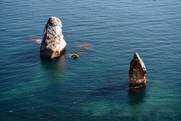 Een pittoreske grote steen staat aan alle kanten omringd door een waterzeelandschap
