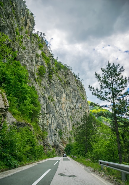 Een pittoreske weg loopt door de bergen en canyons in Montenegro.