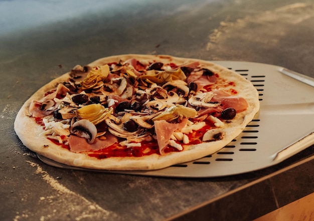 Een pizza met champignons en olijven erop