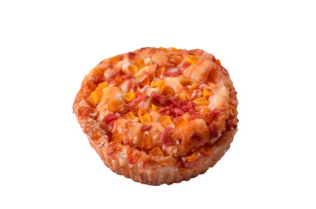 Een pizza met een rode saus en kaas op een witte achtergrond.