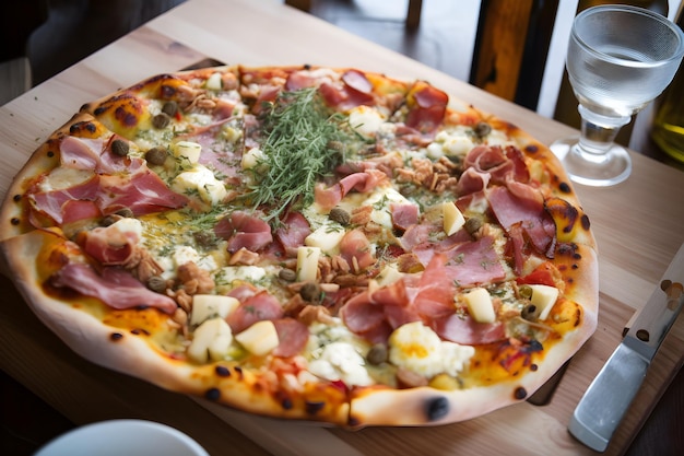 Een pizza met vlees, kaas en kruiden op een houten bord.