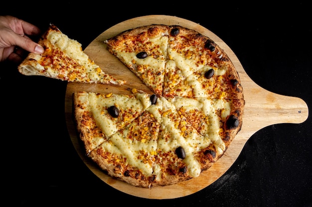 Een pizza waar een plakje van ontbreekt