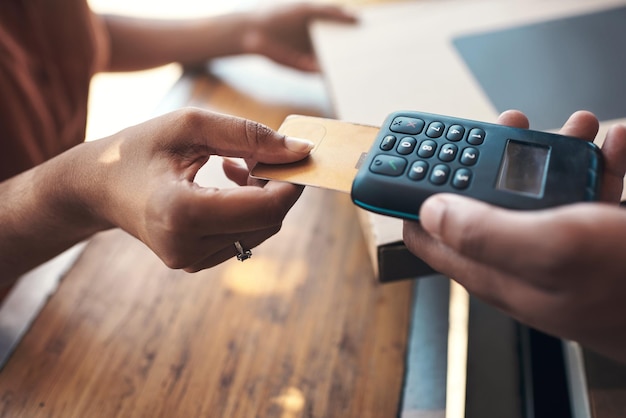 Een pizzarekening maakt me nooit van streek bijgesneden opname van een onherkenbare vrouw die een creditcardmachine gebruikt om haar maaltijd in een restaurant te betalen