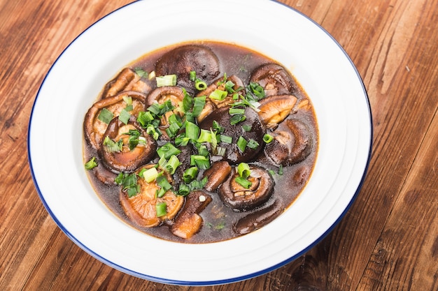 Een plaat van gebakken champignons