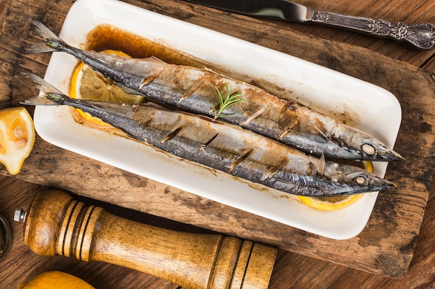 Een plaat van verse barbecue saury