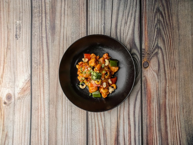 Foto een plaat van voedsel op een houten tafel