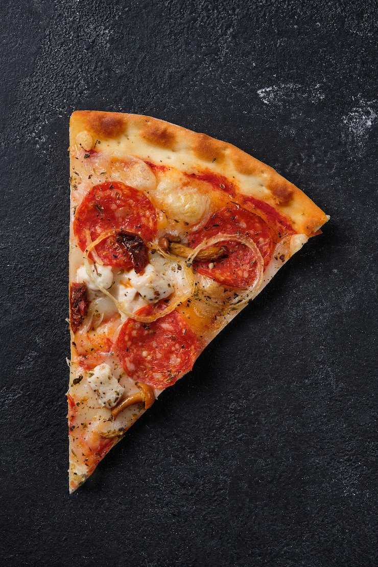 Foto een plak pizza met zongedroogde tomaatjes pikante worst kip uien honing champignons mozzarella