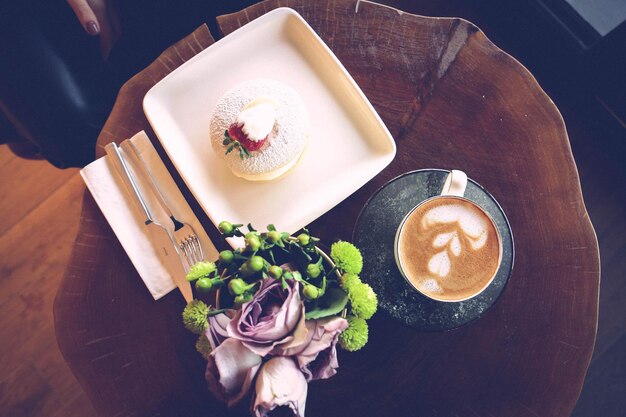 Een plakje heerlijke cake en een kopje koffie