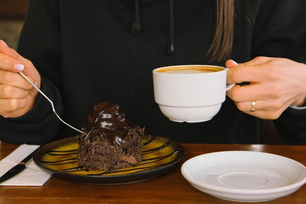 Een plakje heerlijke cake en een kopje koffie