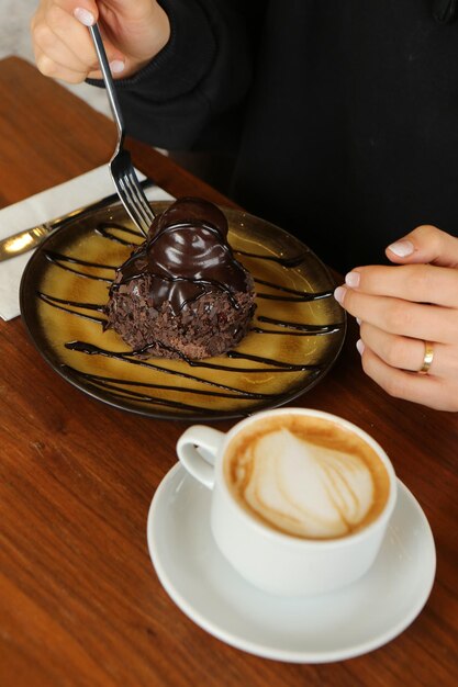 Een plakje heerlijke cake en een kopje koffie