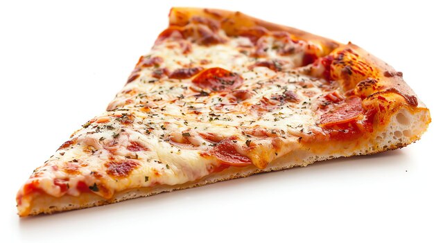 Een plakje pizza met pepperoni kaas en tomatensaus is geïsoleerd op een witte achtergrond de pizza is heerlijk en ziet er appetijtvol uit