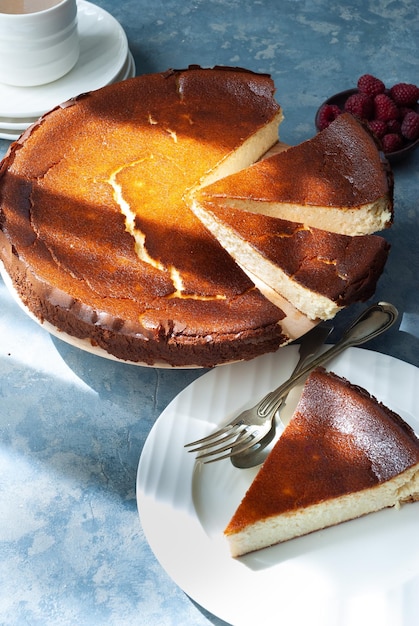 Een plakje pompoencheesecake op een bord met een vork ernaast.