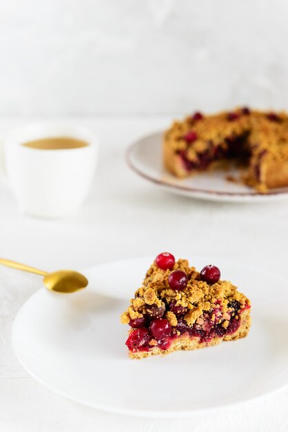 Een plakje zelfgemaakte cranberrytaart op een witte plaat