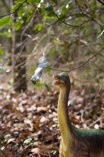 Eén plastic dinosaurusmodel buiten