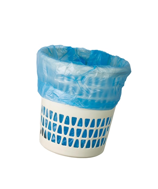 Een plastic emmer met een blauw pakket geïsoleerd op een witte achtergrond