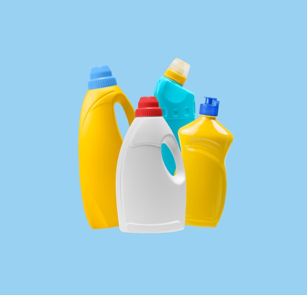 Een plastic fles met huishoudelijk schoonmaakmiddel op een blauwe achtergrond