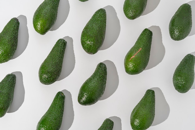 Een platliggend patroon van Pinkerton avocado