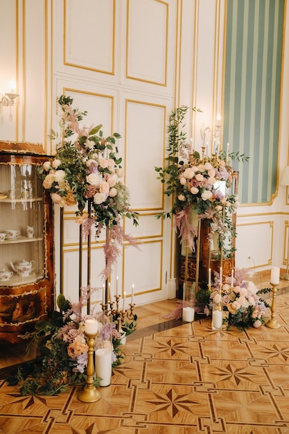 Een plek versierd met bloemen voor een huwelijksceremonie in het interieur van het kasteel