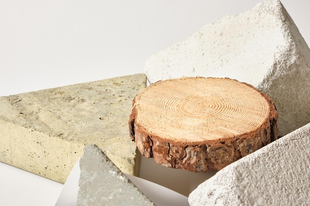 Een podium voor productpresentatie gemaakt van stenen en een houten cirkel betonblokken en een zaagsnede van hout een mockup blanco sjabloon een showcase voor reclame