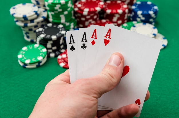 Een pokerspeler die speelkaarten vasthoudt