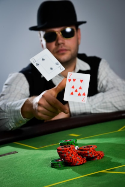 Een pokerspeler gooit een kaart