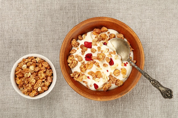 Een portie granola-ontbijt met yoghurt