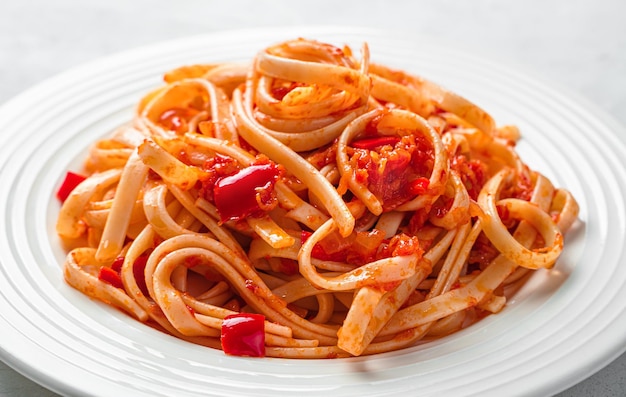 Een portie pasta met tomatensaus close-up