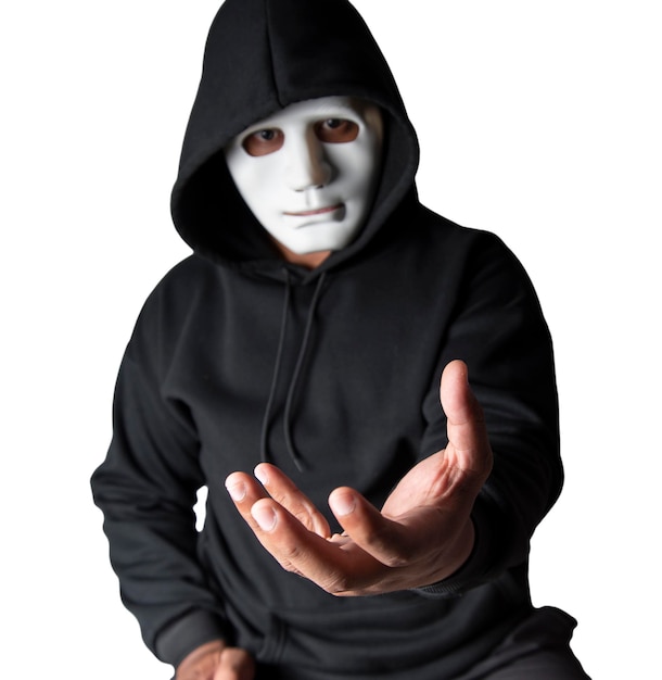 Een portret van een anonieme hacker met een masker en een zwarte hoodie die zit met zijn hoofd gekanteld en angstaanjagend met uitknippad Hacking- en malwareconcept