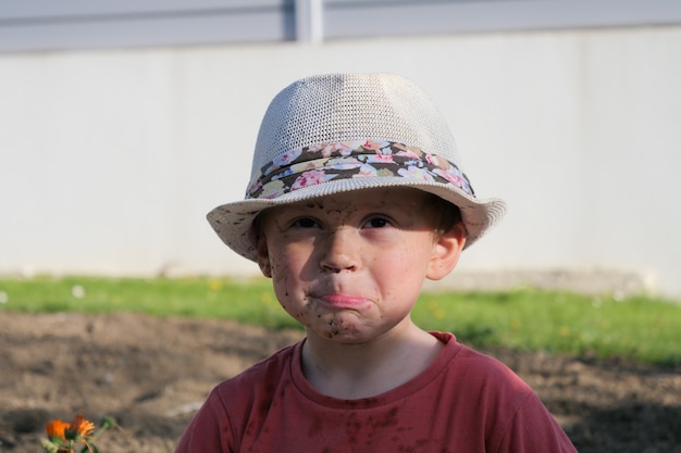 Een portret van een droevige jonge jongen