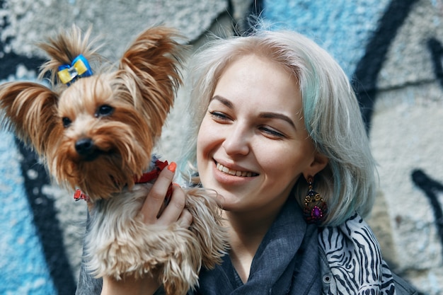 Een portret van een jonge vrouw met een hondje