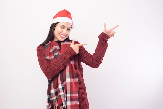 Een portret van een jonge vrouw met rode kerstmuts