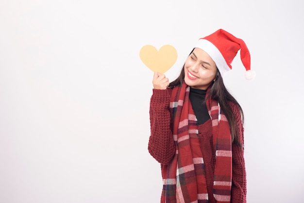 Een portret van een jonge vrouw met rode kerstmuts