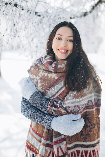 Een portret van een meisje met een mooie glimlach in de winter.