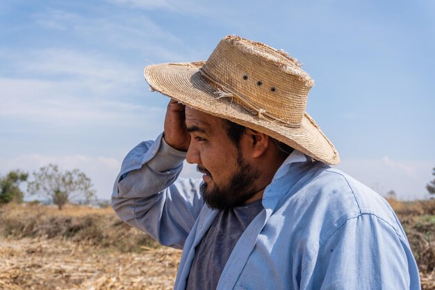Een portret van een Mexicaanse gelukkige boer die maïs verzamelt