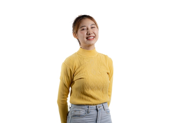 Een portret van een mooie Aziatische vrouw in een geel shirt staande glimlachend gelukkig portret concept gebruikt voor reclame en bewegwijzering geïsoleerd over de lege achtergrond kopie ruimte