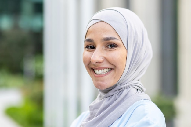 Foto een portret van een vrolijke vrouw in een hijab die zelfvertrouwen en tevredenheid uitstraalt met een wazige