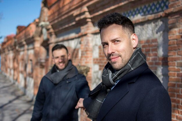 Foto een portret van gelukkig vrolijk paar in openlucht