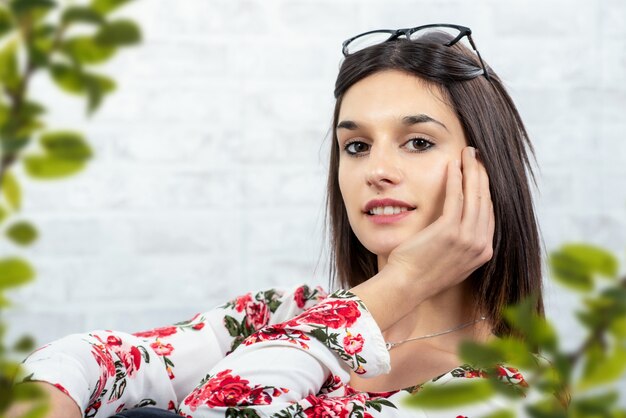 Een portret van jonge lachende brunette vrouw