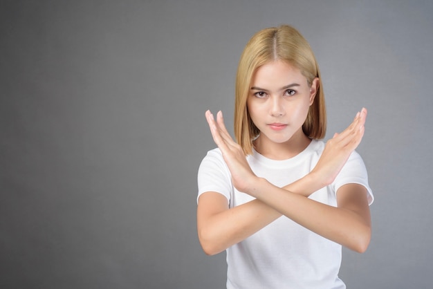 Een portret van korte blonde haarvrouw in studio